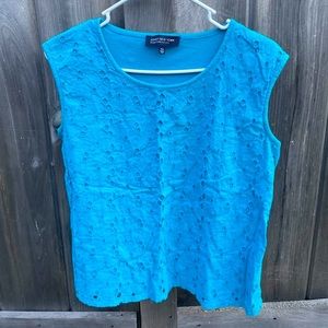 Jones of NY sleeveless flowered lacy front women’s blouse. Turquoise in color.